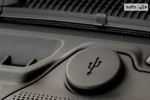 4 USB-порта, AUX, и розетка 12V